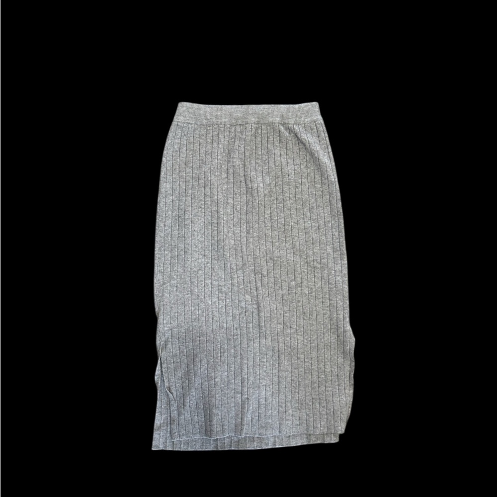 ✨ Sunoco Grey ribbed midi skirt✨